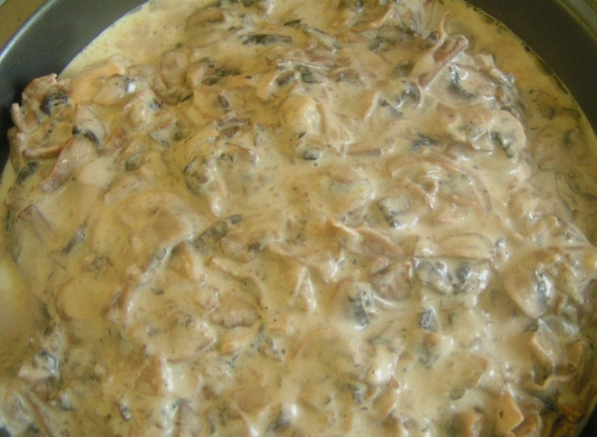 1. Этап. Курица с грибами на сковороде: 3. Грибную смесь заливаем сливками, солим и перчим, опять же, по вкусу. Держим на плите, пока сливки не загустеют.