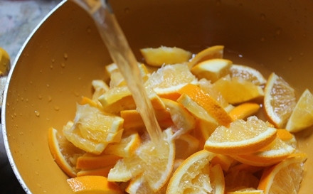 1. Этап. Домашний мармелад из апельсинов: 3. Влейте воду и поставьте на огонь.