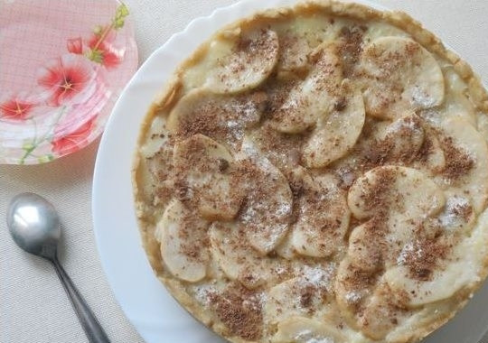 1. Этап. Цветаевский яблочный пирог в мультиварке: 6. Остывший пирог посыпьте сахарной пудрой и тертым шоколадом. 