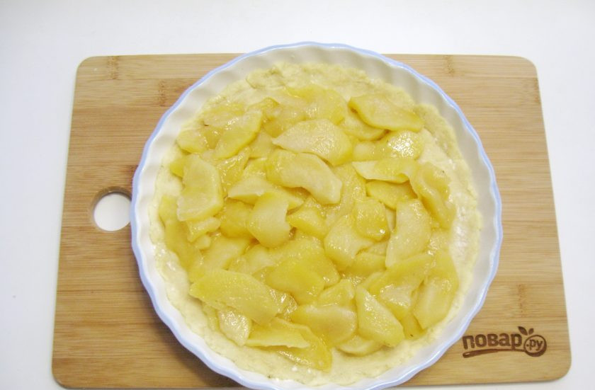 1. Этап. Яблочный пирог Джейми Оливера: На тесто выложите яблоки.