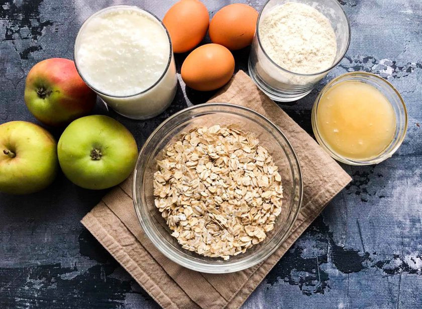 1. Этап. Шарлотка из геркулеса с яблоками: Подготовьте все необходимые ингредиенты.