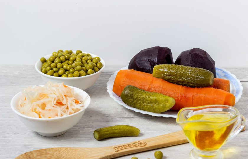 1. Этап. Винегрет без картошки: Подготовьте все необходимые ингредиенты. Свеклу и морковь заранее отварите в подсоленной воде, остудите и очистите.