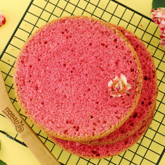 Розовый бисквит
