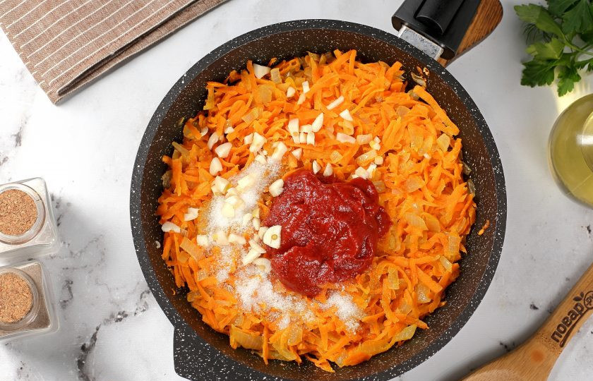 1. Этап. Голубцы из пекинской капусты: Добавьте томатную пасту, измельчённый чеснок, сахар и соль по вкусу.