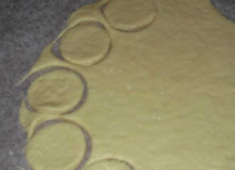 1. Этап. Печенюшки на скорую руку: Раскатываем тесто в пласт шириной около 0,5 см и вырезаем из него кружочки, то же самое делаем со второй частью теста.