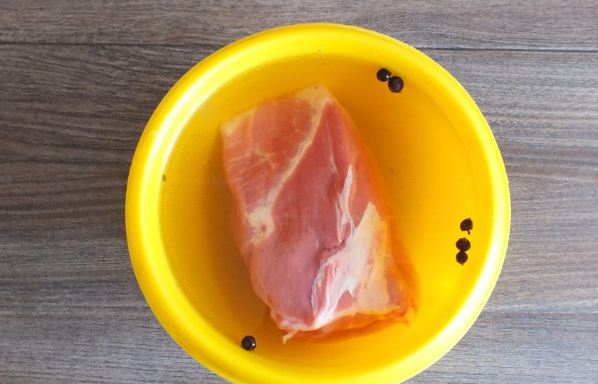 1. Этап. Буженина с клюквой: Свинину выложите в чашу и залейте охлажденным рассолом. Уберите в холодильник на сутки.