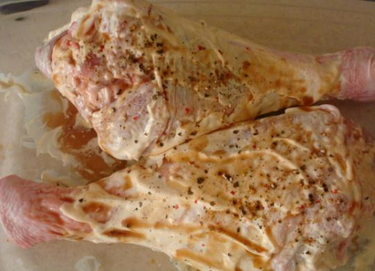 1. Этап. Индейка, запеченная со сметаной: Теперь нужно обтертые горчично-сметанным соусом индюшиные голени присыпать вашими любимыми специями или просто черным молотым перцем по вкусу, после чего сбрызнуть соевым соусом (он уже имеет солоноватый вкус, благодаря чему добавлять соль в это блюдо нет необходимости). После этого индюшатину, прикрыв полиэтиленовым пакетом или пищевой пленкой, можно убрать в холодильник для маринации, минимум на пол часа, максимум на сутки. За это время нужно будет несколько раз перевернуть мясо, чтобы оно равномерно напиталось ароматами соуса и стало нежнее.