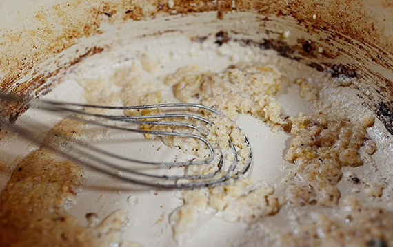 1. Этап. Паста со шпинатом и артишоками: Растапливаем в той же сковороде еще немного масла, кладем в него муку. Быстро перемешивая, обжариваем в течение 20-30 секунд.