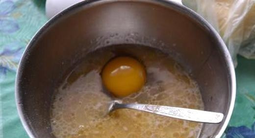 1. Этап. Соленые чесночные крендельки: Растопите сливочное масло, соединив его с растительным. Также добавьте соль, сахар, яйцо, пропущенный через пресс чеснок и дрожжи. Хорошо перемешайте.