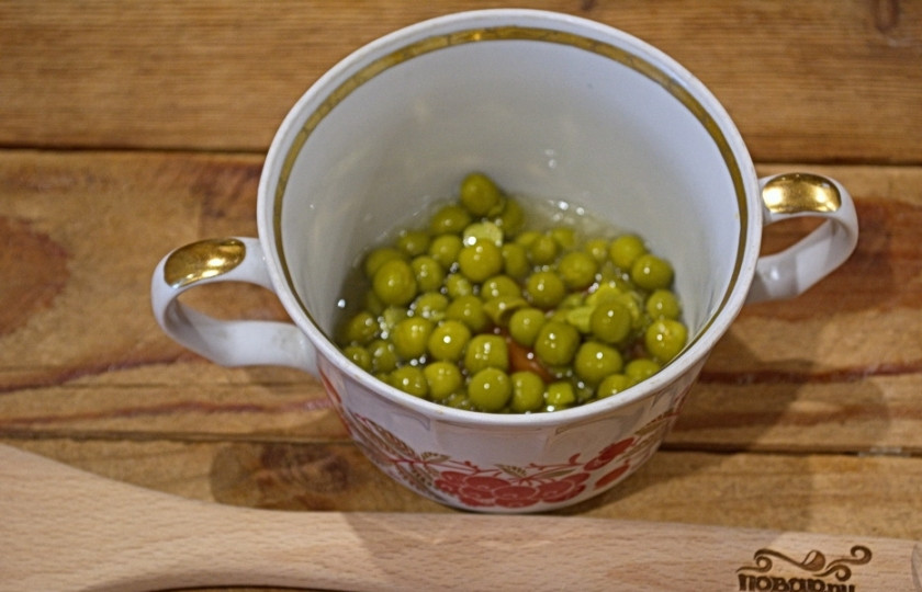 1. Этап. Холодец из индейки: 6. На моркову влейте 3 ст. ложки желейного бульона. Дайте немного остыть, затем перенесите в холодильник, чтобы бульон застыл. Он удержит украшение на месте, и рисунок нашего холодца не изменится. Когда на этом этапе бульон схватится, выложите в емксоть консервированный горошек из расчета 2-3 ст. ложки на порцию. Залейте желейным бульоном и дайте остыть.