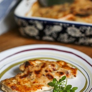Куриная грудка под сырным соусом