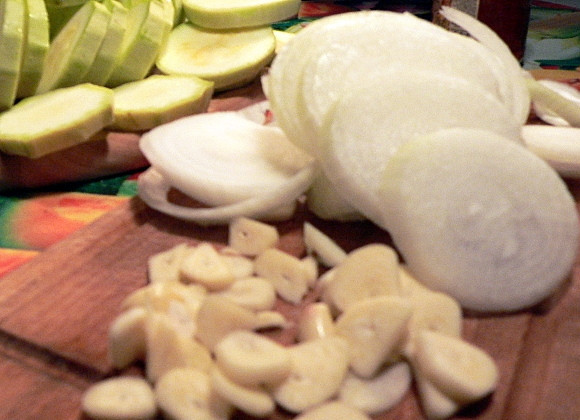 1. Этап. Курица в фольге в мультиварке: 2. Лук и чеснок меленько нарезаем и помещаем в миску, - это для маринада.