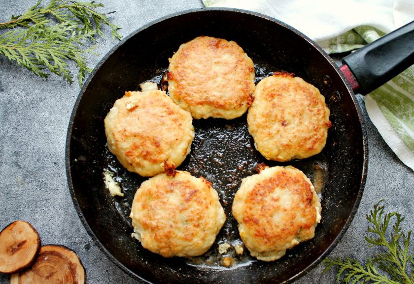 1. Этап. Котлеты из судака и креветок: В сковороде разогрейте растительное масло и обжаривайте котлеты на среднем огне с двух сторон примерно по 5 минут.