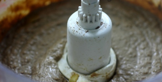 1. Этап. Парфе из куриной печени: Обжаренные лук и печень поместите в кухонный комбайн, добавьте соль и белый молотый перец по вкусу. Превращаем все в однородную массу.