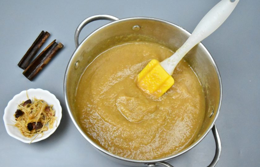 1. Этап. Яблочное масло со специями: Протрите массу через сито или измельчите погружным блендером до пюреобразного состояния, предварительно удалив специи. Варите пюре, периодически перемешивая, еще около одного часа на минимальном огне до выпаривания влаги. Для избегания разбрызгивания прикройте посуду крышкой.