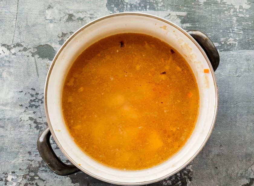 1. Этап. Картофельный суп с бобовыми: Жареные овощи выложите в кастрюлю, добавьте консервированную фасоль, посолите и варите еще 5-6 минут.