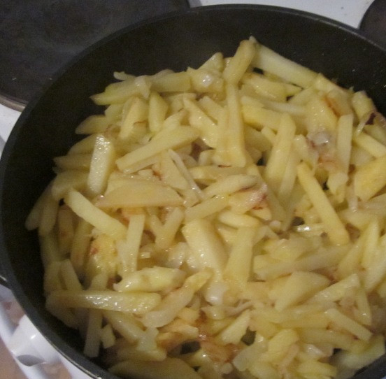 1. Этап. Жареная картошка с замороженными грибами: Разогрейте сковородку, влейте побольше масла. Жарим картошку до готовности вместе с луком.