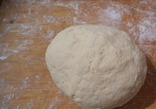 1. Этап. Быстрый рецепт слоеного теста: Достаем тесто, раскатываем его 2-3 раза, складывая в несколько слоев. Тесто слоеное готово!