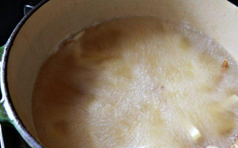 1. Этап. Хрустящий картофель-фри: 3. Увеличить огонь до высокого и добавить картофель в горячее масло. Жарить, помешивая, пока картофель не станет мягким, примерно от 6 до 8 минут.