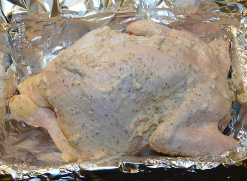 1. Этап. Курица в майонезном маринаде: Обмажьте тушку курицы получившейся смесью. Оставьте постоять на 2-3 часа. Затем заверните в фольгу и поставьте в духовку, разогретую до 200 градусов на 1,5 часа. Последние минут 15-20 подержите курочку без фольги, чтобы верх немного подрумянился.