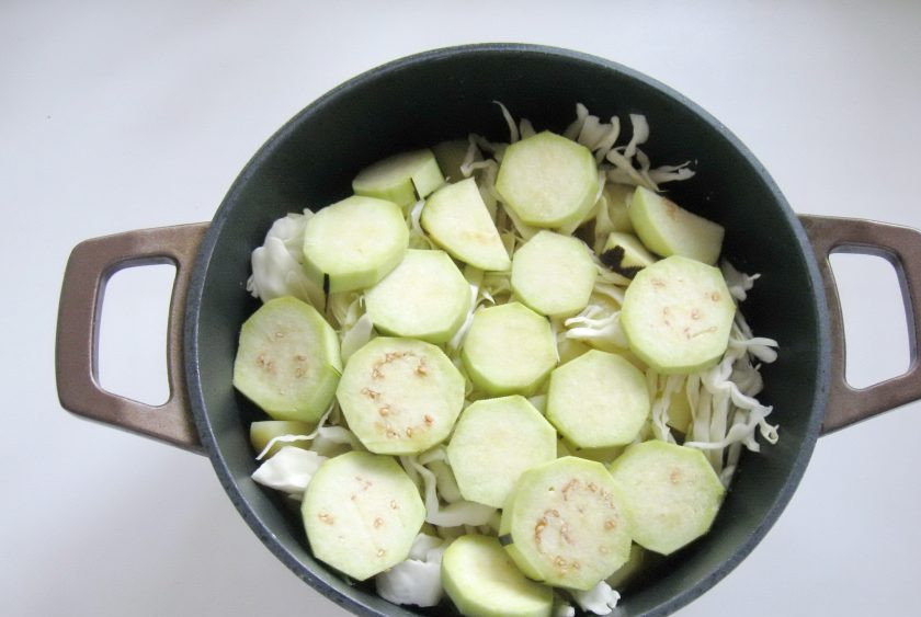 1. Этап. Домляма с курицей: Баклажан очистите, нарежьте кружками или кубиками, значения не имеет.