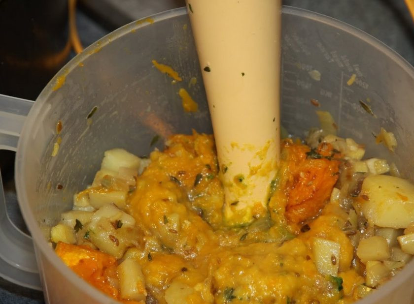 1. Этап. Суп из запеченной тыквы: 4. К овощам добавьте воду или овощной бульон. Тушите, пока картофель не сварится. Затем добавьте запеченную тыкву и измельчите все блендером до состояния пюре.