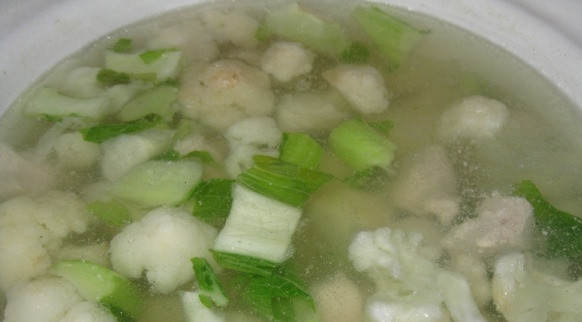 1. Этап. Суп из куриной грудки: Когда курица будет практически готова , добавляем туда картошку и капусту.