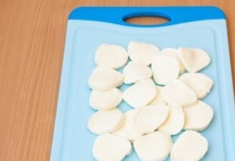 1. Этап. Баклажаны с моцареллой: 4. Моцареллу также нарезаем кружочками.