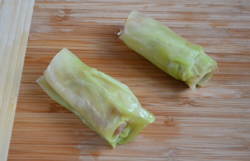 1. Этап. Голубцы, фаршированные мясом и рисом: Сформируйте небольшие голубцы.