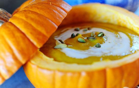 1. Этап. Суп в тыквенном горшочке: 7. При желании вы можете полить суп с ложки дополнительными сливками и посыпать поджаренными на противне тыквенными семечками.