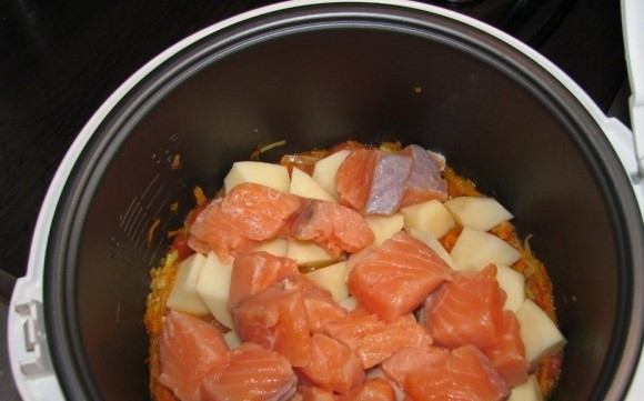 1. Этап. Суп из семги в мультиварке: 3. Когда овощи уже будут готовы, - добавляем кусочки филе среднего размера, и картофель, порезанный небольшими кусочками.