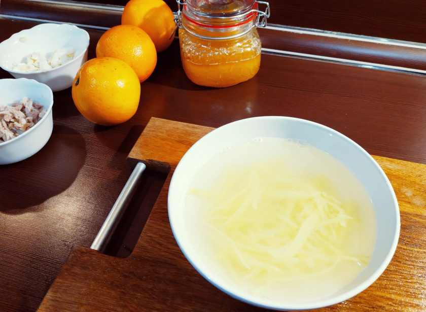 1. Этап. Салат с куриным филе Рандеву: Чтобы картошечка получилась хрустящей, промойте ее несколько раз холодной водой.