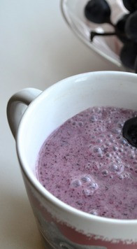 1. Этап. Чернично-виноградный смузи: Разлить смузи по чашкам.