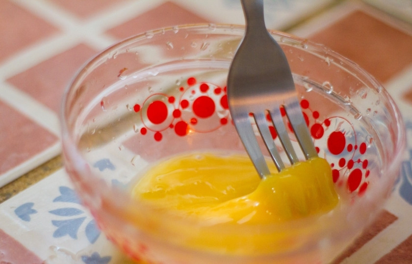 1. Этап. Лосось с миндалем: Взбейте яйцо венчиком. Посолите.