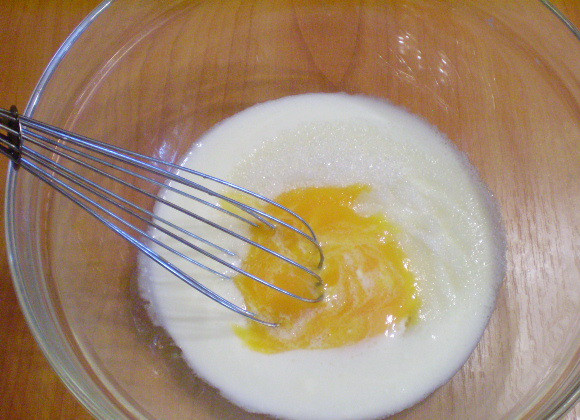 1. Этап. Оладьи на кефире с яйцами: Смешайте кефир с сахаром и желтками. Добавьте ванилин.