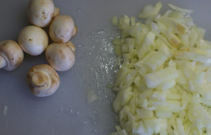 1. Этап. Говядина с грибами в соусе: В это же время мелко нарезаем лук и нарезаем грибочки пластиночками.