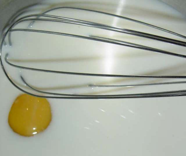 1. Этап. Пирожки с яблоками на сковороде: Для начала смешиваем молоко с водой и немного нагреваем эту смесь. Добавляем дрожжи и оставляем на 10 минут. Затем разбиваем в миску с дрожжевой смесью яйца, добавляем соль и хорошенько взбиваем все.