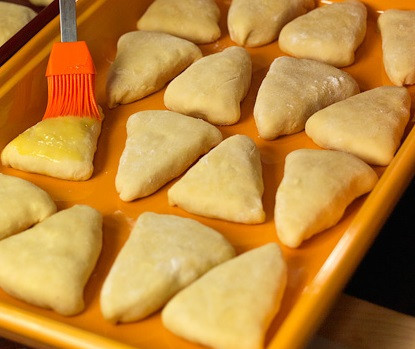 1. Этап. Самса с тыквой: 9. Затем взбейте яйцо с небольшим количеством молока или воды. Смажьте сверху тесто.