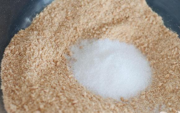 1. Этап. Пирожные с лаймом: 3. Сделать пирожные. Предварительно разогреть духовку до 160 градусов. Слегка сбрызнуть формы для пирожных (или большую форму для пирога) маслом в спрее. Измельчить крекеры вручную или в кухонном комбайне, пока они не будут напоминать крупный песок. Добавить сахар и перемешать в комбайне. Добавить масло и перемешать, пока смесь не будет напоминать влажный песок.