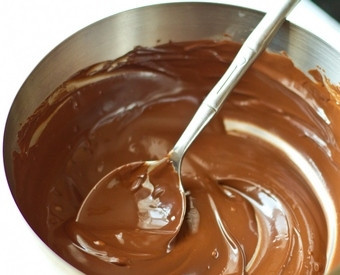 1. Этап. Торт Моцарт: 5. Приступите к приготовлению мусса. Растопите шоколад на водяной бане. Нагрейте отдельно сливки до кипения с палочкой корицы. Выньте корицу, соедините сливки и шоколад.