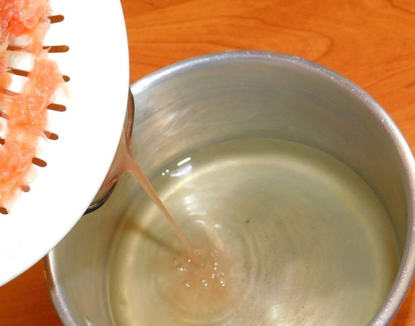 1. Этап. Напиток из грейпфрута с имбирем: Добавьте к имбирной воде свежевыжатый сок грейпфрута.