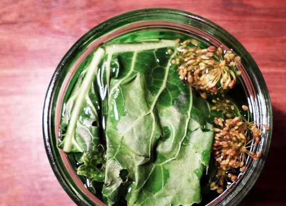 1. Этап. Огурчики с кетчупом на зиму: Затем залейте банку кипятком, прикройте её крышкой и дайте остыть. Не надо лить воду до самых краев, оставьте примерно сантиметр от края банки.