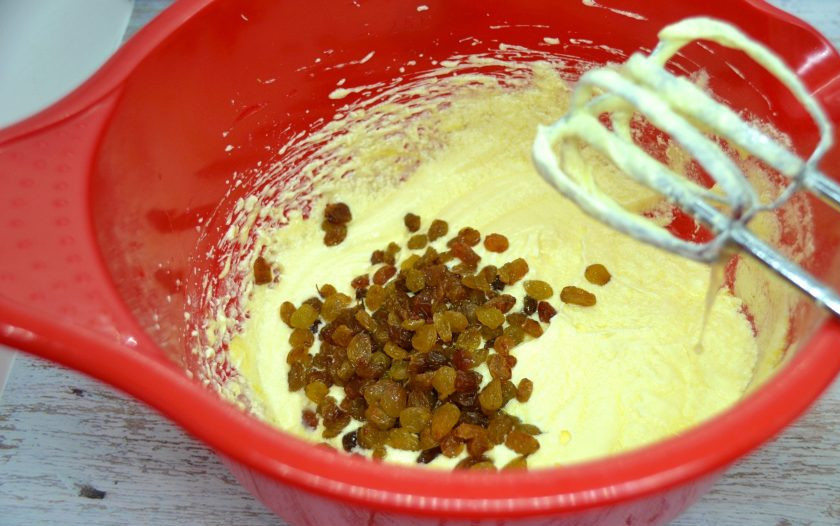 1. Этап. Московские хлебцы: На маленькой скорости вмешайте изюм, предварительно промыв его.