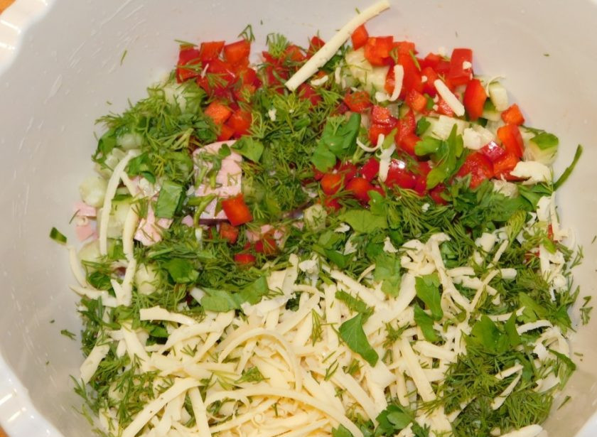 1. Этап. Салат София: Добавьте мелко нарезанную зелень. Натрите на терке сыр.