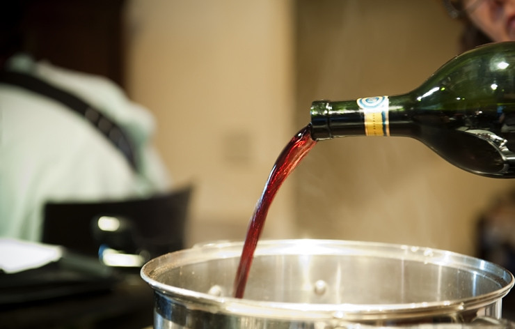 1. Этап. Говядина по-итальянски: 7. Влейте в кастрюлю стаканчик вина. Лопаточкой помешайте. Пройдитесь по дну кастрюли, чтобы отодрать прилипшие специи.