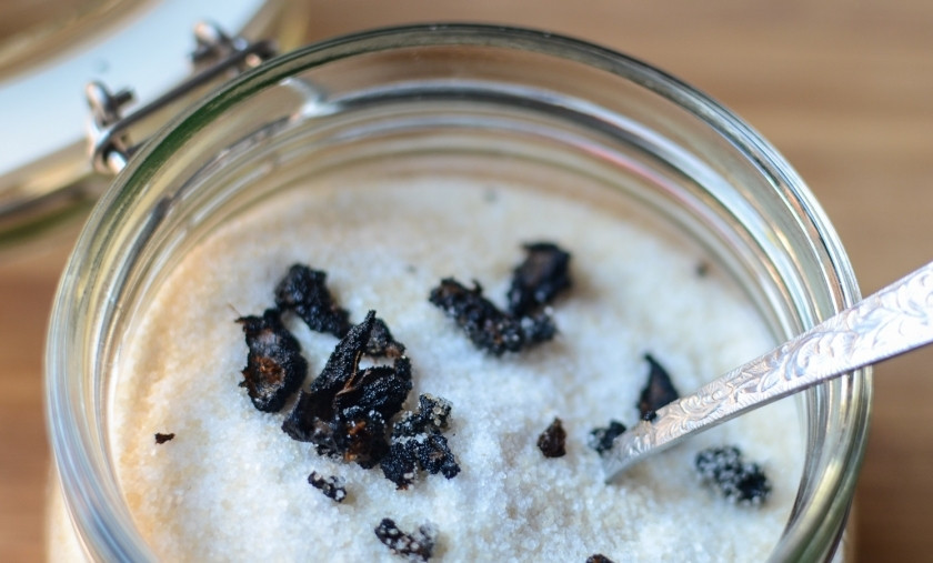 1. Этап. Ванильный сахар в домашних условиях: Положите бобы ванили в банку со смесью сахара.