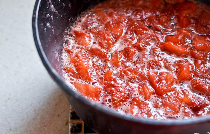 1. Этап. Домашняя фруктовая карамель: 1. Разогреть духовку до 65-75 градусов. Нарезать клубнику или другие фрукты на мелкие кусочки. Положите фрукты в небольшую кастрюльку, добавив воду и сок лимона. Варить на среднем огне до мягкости. Данный вид приготовления позволяет фруктам сохранить свой цвет.