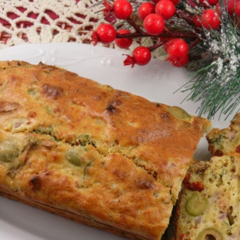 Закусочный кекс с тунцом и оливками