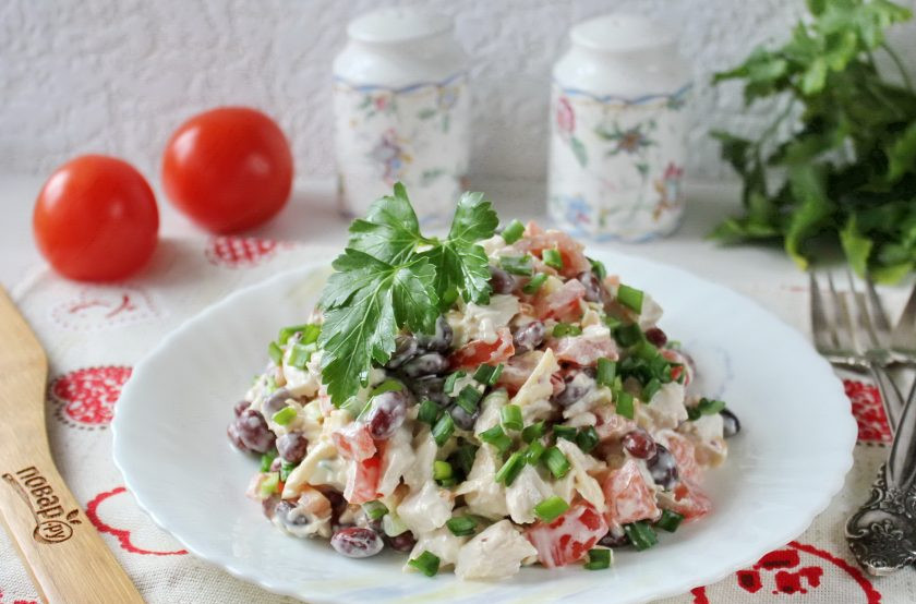 1. Этап. Салат с фасолью, курицей и помидорами: Салат с фасолью, курицей и помидорами готов. Подавайте на закуску.