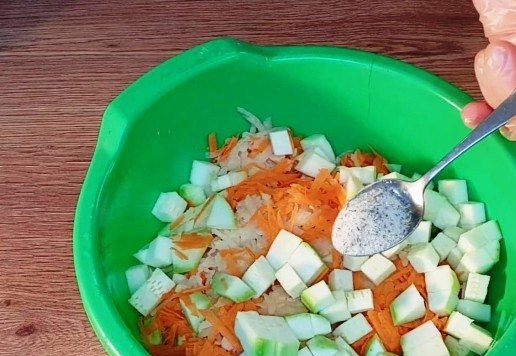 1. Этап. Индейка с грибами на овощной подушке: 3. Приготовим овощную подушку для мясной, грибной начинки. Картофель и морковь трем на крупной терке. Кабачки нарезаем маленькими кубиками. Выкладываем подготовленные овощи в большую миску. Добавляем 2 ст. л. растительного масла и посыпаем приправой для овощей и специями.